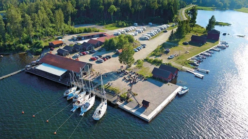 Axmar Brygga vid Östersjöns skärgård